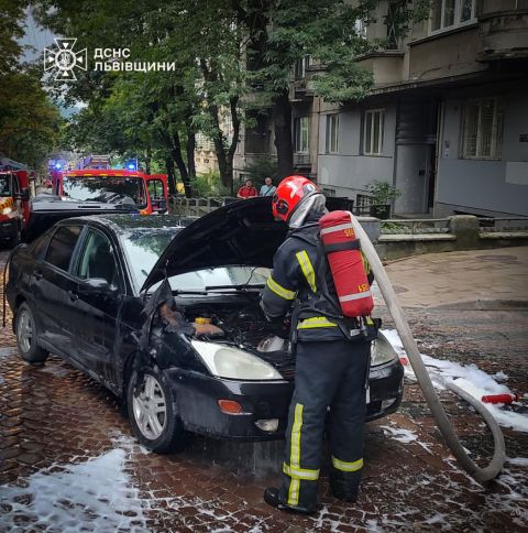 На Дорошенка у Львові згорів Ford Focus