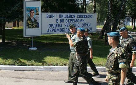 Львівські десантники забезпечені харчами та питною водою у аеропорту "Луганськ" (Звернення)