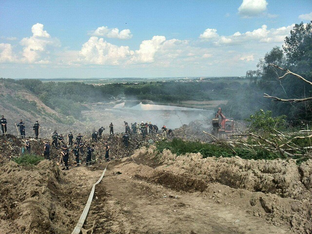 Майже 300 рятувальників шукають колег під сміттям у Грибовичах