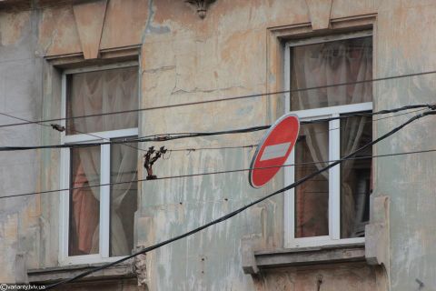 Депутати вимагають впорядкувати дорожні знаки у Львові