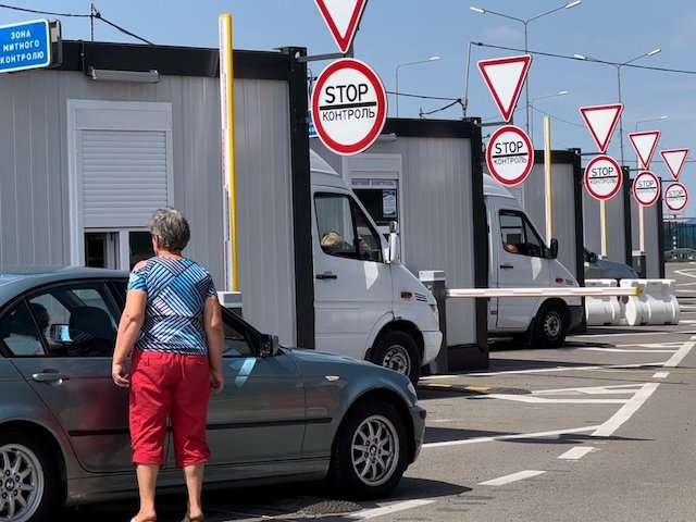 Прикордонники відновлюють рух автомобілів на МПП Краківець