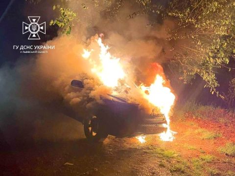 У Червоноградському районі згоріло авто Hyundai Santa Fe