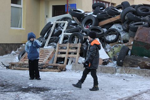 Активісти штурмують військову частину 4114