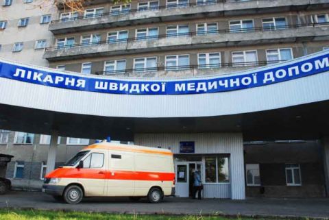 У Львові з вікна лікарні випала людина