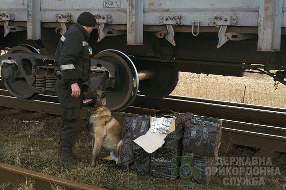 Прикордонники виявили цигарки у вагоні з рудою