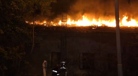 У Львові з даху палаючої будівлі врятували чоловіка, ще один загинув всередині