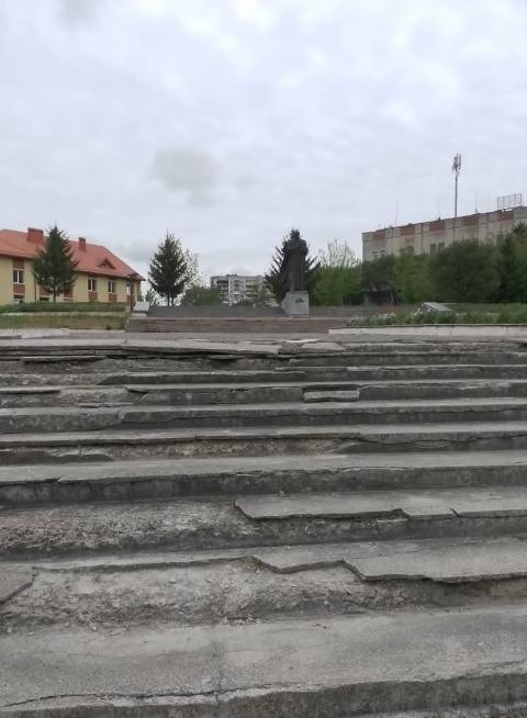 Новороздільська влада ігнорує Шевченка: пам’ятник у ганебному стані