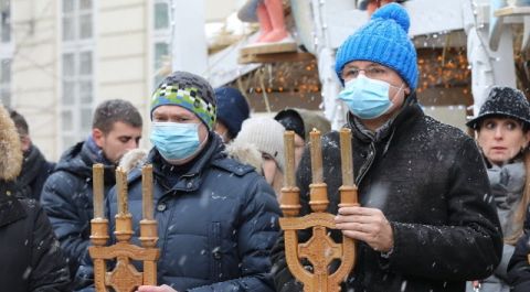 Побожні галичани одностайно вірять у благодатне сходження Садового та Козицького