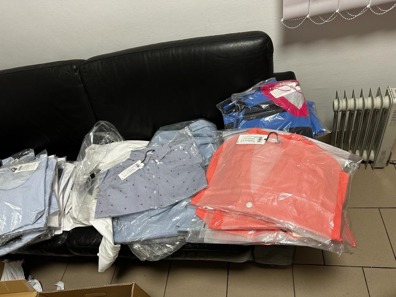 У Краківці чоловік хотів перевезти контрабанду одягу німецького бренду