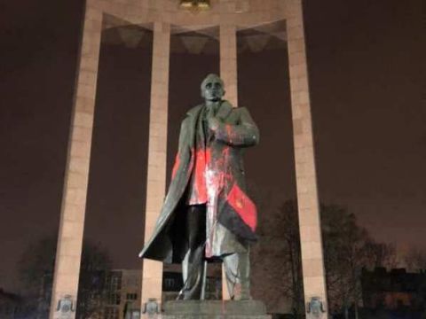 Пам’ятник Степану Бандері у Львові облили фарбою студенти з Хмельниччини
