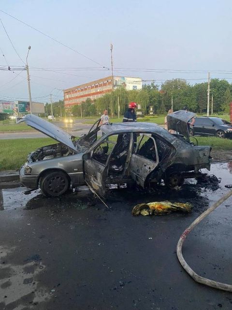 У Львові під час пожежі у автівці постраждав водій