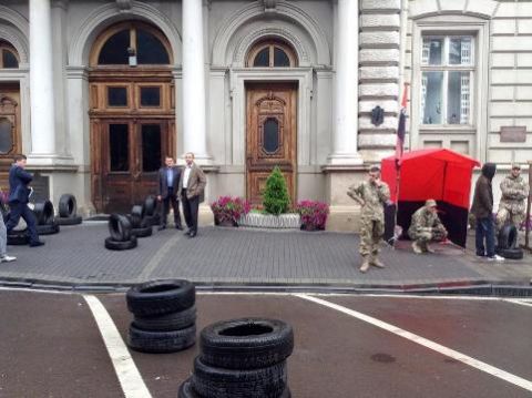 Під Львівською ОДА знову шини