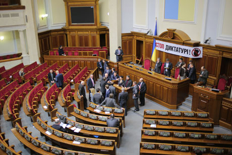 Опозиція знову заблокувала трибуну Верховної Ради