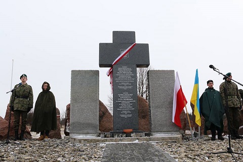 На Львівщині відновили зруйнований меморіал загиблим полякам