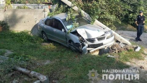 У Винниках п'яний водій врізався у стовп: постраждало 2 людей