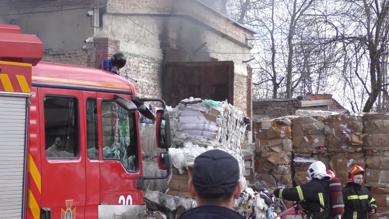 На Сихові через пожежу у складі двоє людей отримали опіки