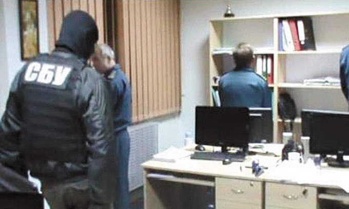 СБУ затримала інспектора митного посту у Раві-Руській за підозрою у хабарництві