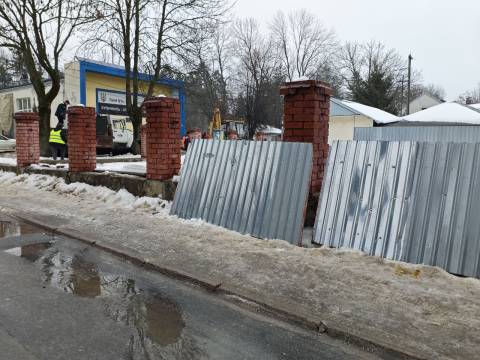 У Львові знесли самовільну огорожу біля магазину-кафе на Повітряній