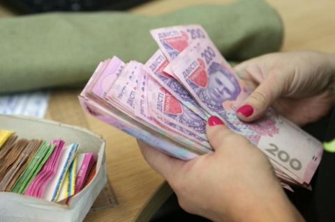 Середня зарплата на Львівщині за місяць зменшилася на 2,5%