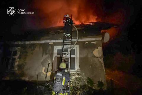 У Самборі за добу згорів житловий будинок та квартира у 5-поверхівці