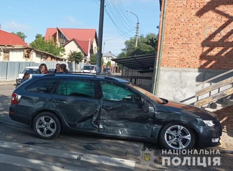 У Самборі через ДТП дорожній знак впав на пішохода