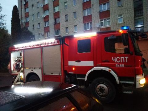 10 рятувальників гасили пожежу у львівській багатоповерхівці