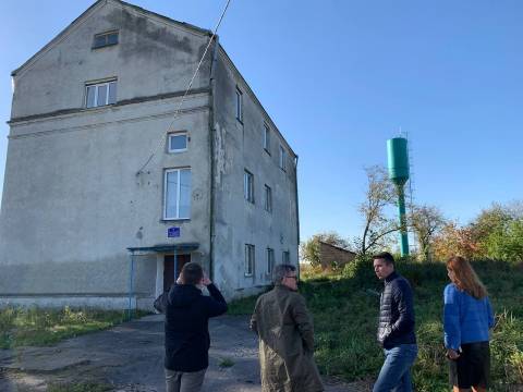 експерти оглядають старе приміщення в Мурованому