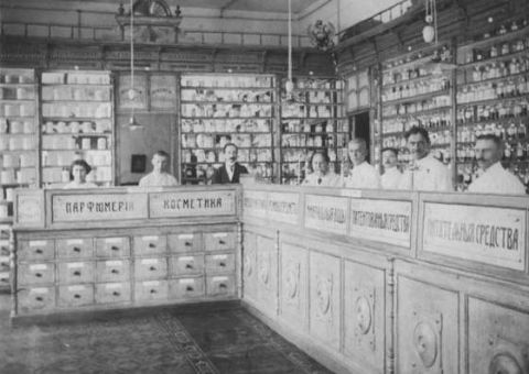 Працівники 100-річної аптеки у Раві-Руській бояться, що залишаться без робити