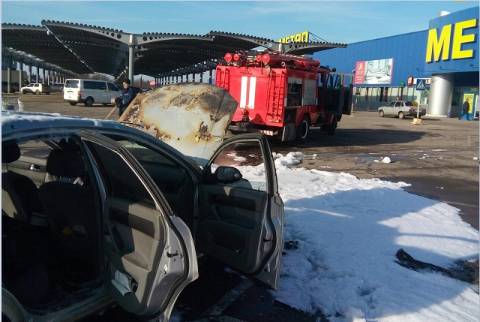 На парковці Metro у Львові загорілась автівка