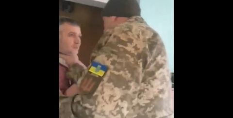 На Львівщині військовий погрожував священнику та вручив йому повістку