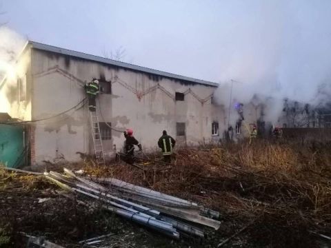 12 рятувальників гасили пожежу у житловому будинку на Городоччині