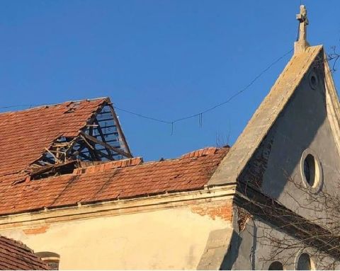 Біля Олеського замку обвалилася частина даху колишнього костелу Капуцинів