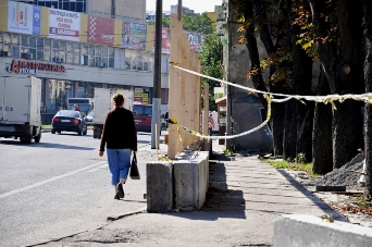 У Львові забудовники бізнес-центру на Чорновола забрали у перехожих тротуар