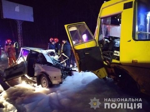 Біля Дублян легковик зіткнувся з маршруткою: водій загинув, ще 6 пасажирів автобуса у лікарні
