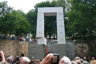 хрест на місці розстрілу львівських професорів та відкриття нового монумента (2011)