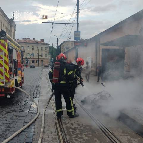 У Львові під час руху вщент згорів електроскутер