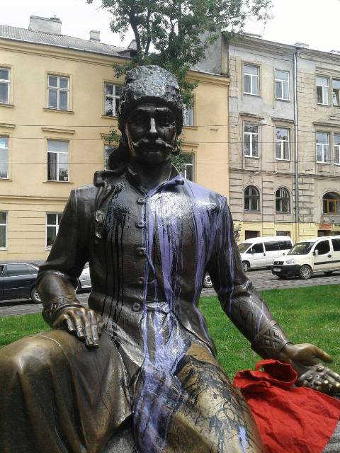 У Львові невідомі облили фарбою пам'ятник Юрію Кульчицькому