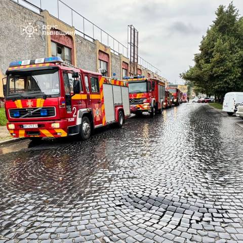 У Львові виникла пожежа у будівлі готелю Власта