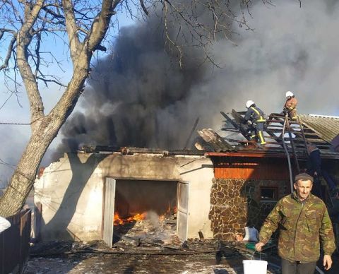 У Буському районі через вибух бочок з паливом згорів гараж