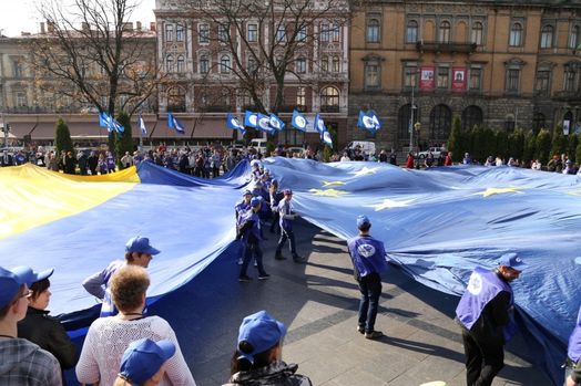 «Молоді регіони» провели у центрі Львова масштабний флеш-моб у підтримку євроінтеграції України