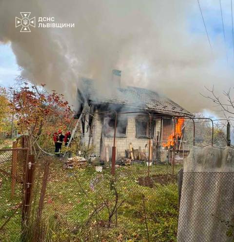 На Львівщині жінка з опіками потрапила до лікарні через пожежу в будинку