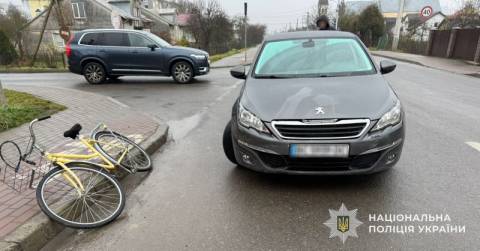 У Пустомитах водійка Peugeot 308 збила велосипедистку