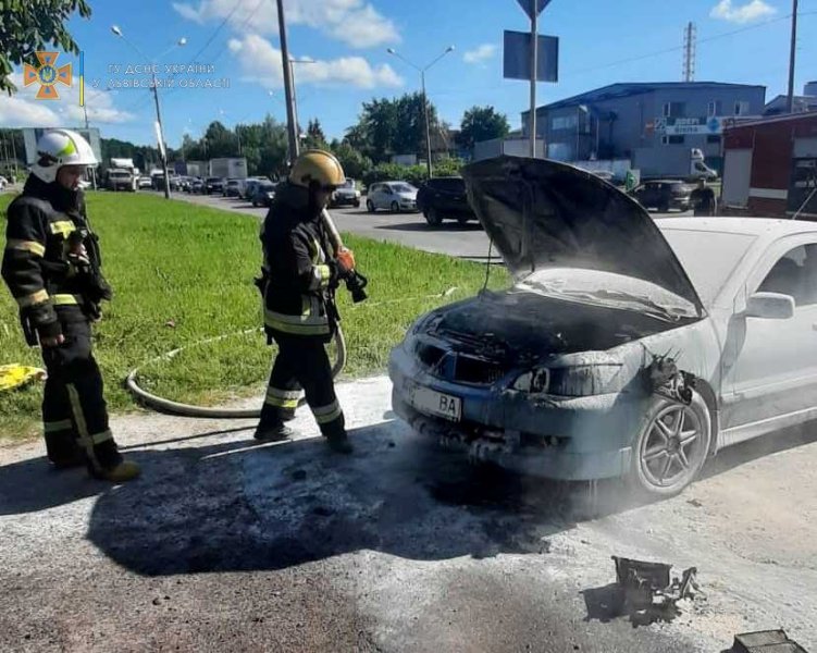 У Львові під час руху зайнялося авто Mitsubishi Lancer