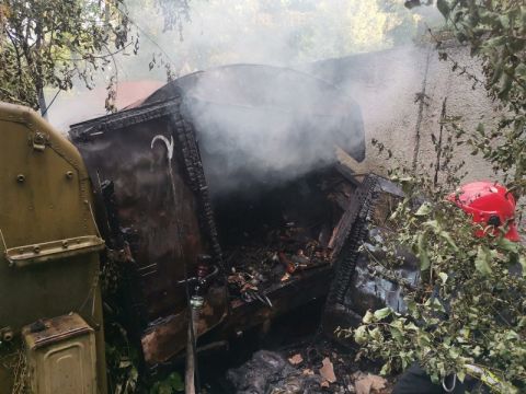 У Солонці виникла пожежа на території гаражного кооперативу
