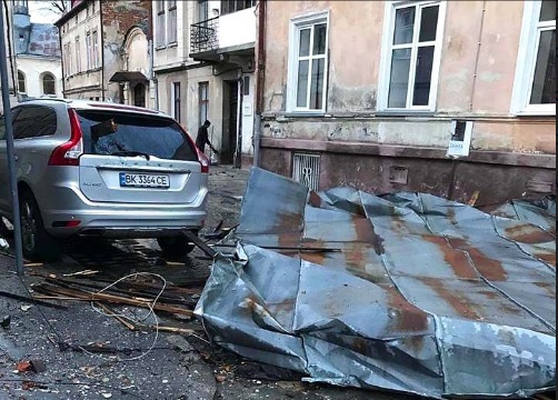 Вітер пошкодив дахи будинків та машину у Львові