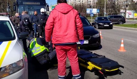 У Львові на Науковій тролейбус збив двох велосипедистів після чого бус в'їхав в легковик