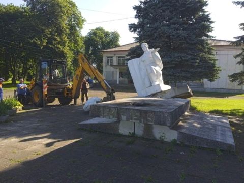 На Львівщині з початку липня демонтували понад 20 радянських пам'ятників