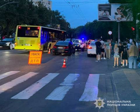 У Львові на пішохідному переході дві автівки BMW збили батька з дитиною 