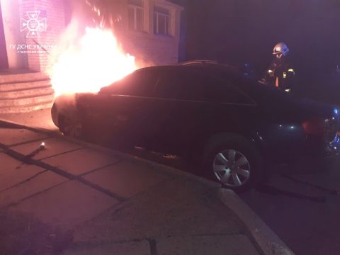У Червонограді вщент згоріла автівка Audi A6