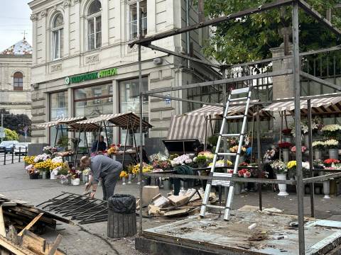 У центрі Львова демонтували два МАФи